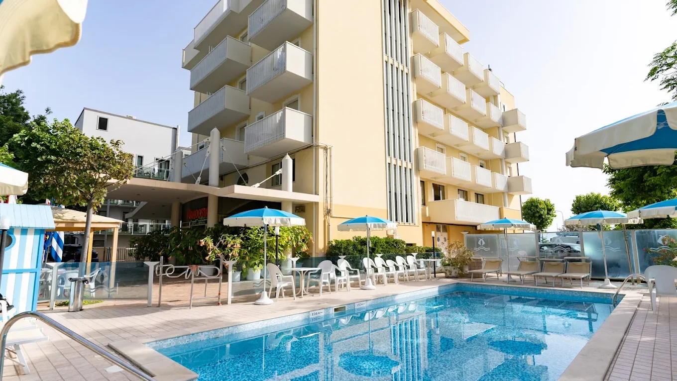 Aragosta fronte e piscina